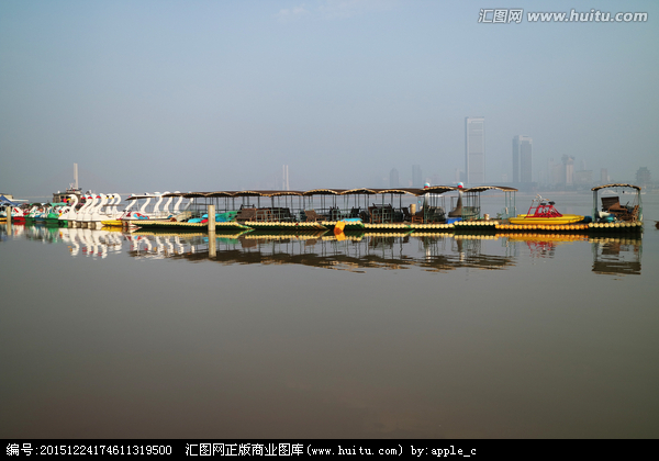 南昌紅谷灘風(fēng)光 贛江霧霾_正版商業(yè)圖片